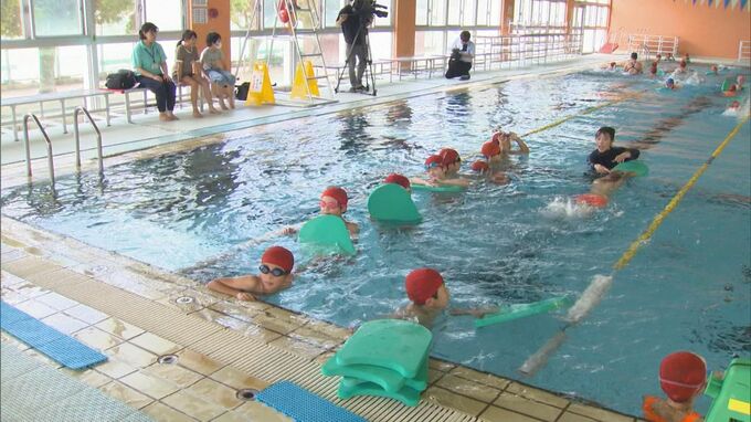 市営室内プールで小学校の水泳授業、なぜ？　背景に「泳力低下懸念」「学校プール老朽化」　教員の負担軽減にも期待|TBS NEWS DIG