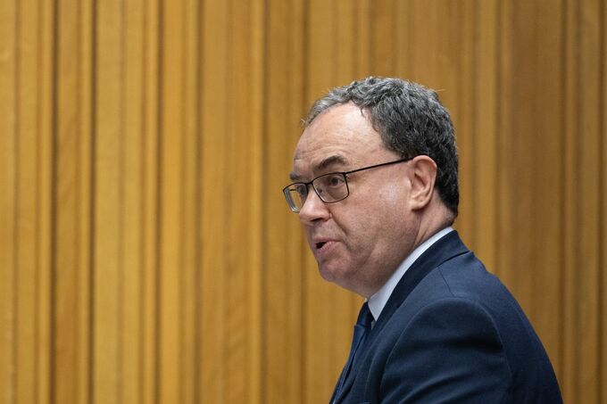 英中銀総裁「ディスインフレは予想以上に速い」－11月の利下げ示唆か