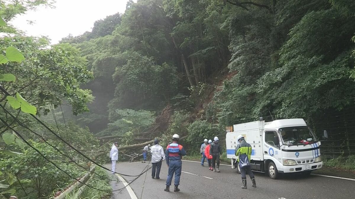 出水市の国道328号でのり面崩れる 午前10時から通行止め 大雨の影響の
