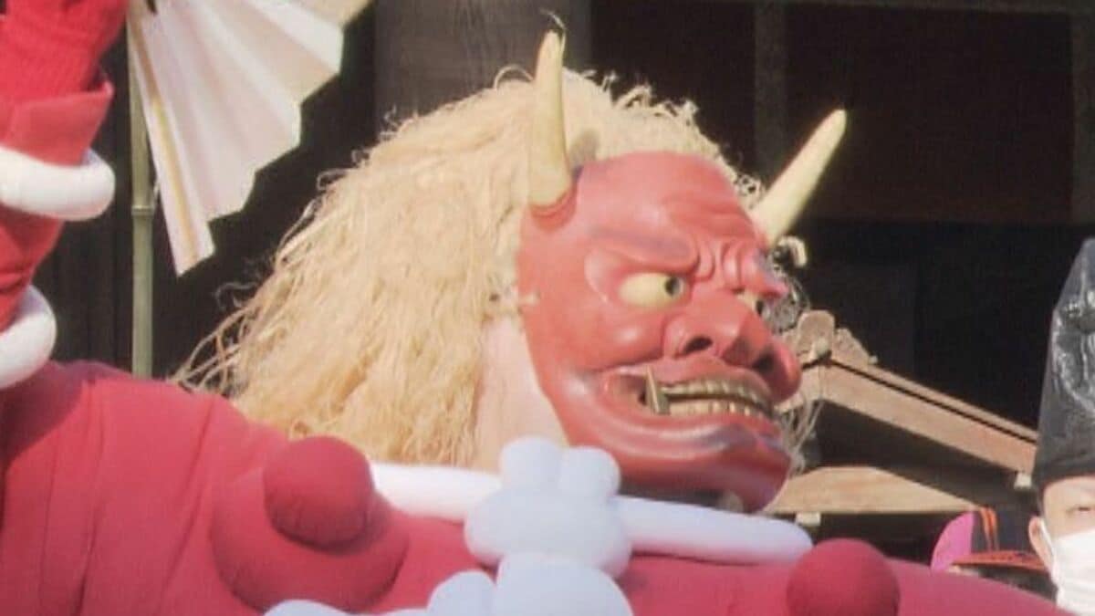 粉を浴びて真っ白に…3年ぶりに観客入れて鬼祭「気持ちがすっきりした」厄除け祈願でにぎわう 愛知・豊橋市 | TBS NEWS DIG