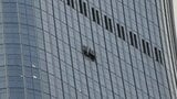 北京市内の高層ビルに小型の航空機が衝突 パイロット1人が死亡 現場周辺は厳戒態勢|TBS NEWS DIG