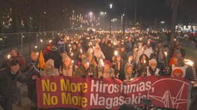 氷点下のオスロでトーチパレード開催　ノーベル平和賞「日本被団協」を称え火を灯して行進　亡くなった被爆者のパネルも|TBS NEWS DIG