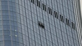 北京市内の高層ビルに小型の航空機が衝突　パイロット1人が死亡　現場周辺は厳戒態勢|TBS NEWS DIG