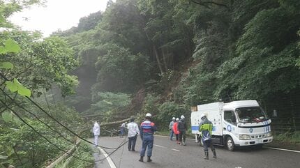 出水市の国道328号でのり面崩れる 午前10時から通行止め 大雨の影響の
