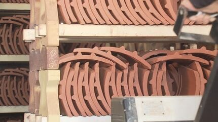 素晴らしい瓦だなと思ってもらえれば」首里城再建へ赤瓦を初の窯出し
