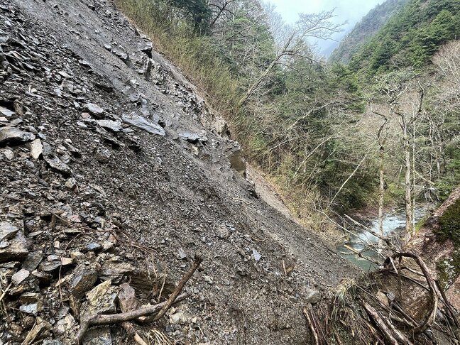 崩落は少なくとも高さ約30メートル長さ約20メートルに　現地調査で判明　土砂崩れで通行止めの上高地への歴史的な登山道「島々明神線歩道」前回と同じ場所で発生　復旧方法を検討へ　長野|TBS NEWS DIG