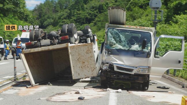 トラックが高速道路上で上下さかさまに…タイヤがバーストし高速道路中央のワイヤロープに衝突し転覆したトラックに、後続のトラックが突っ込む　浜田道で起きた事故で6人が重軽傷　島根県浜田市|TBS NEWS DIG