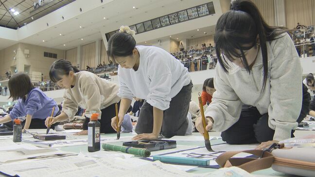 「楽しかった」「のびのび書けた」1200人の書き初め大会　福岡|TBS NEWS DIG