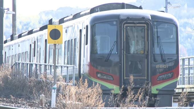 特急「南風」車内で、サバイバルナイフで車掌を切りつけたか⋯大阪・枚方市の63歳男を現行犯逮捕　乗客から「線路に避難している」と通報【高知】|TBS NEWS DIG