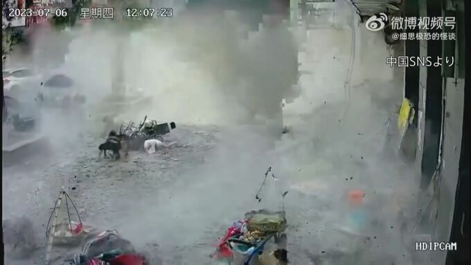 中国で「壁」が落下し大破…4人けが|TBS NEWS DIG