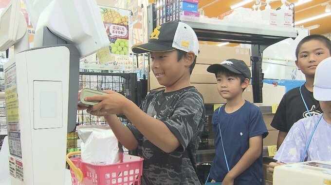 スーパー「タウンプラザかねひで」で子どもたちが社会科見学 レジ打ちに挑戦|TBS NEWS DIG