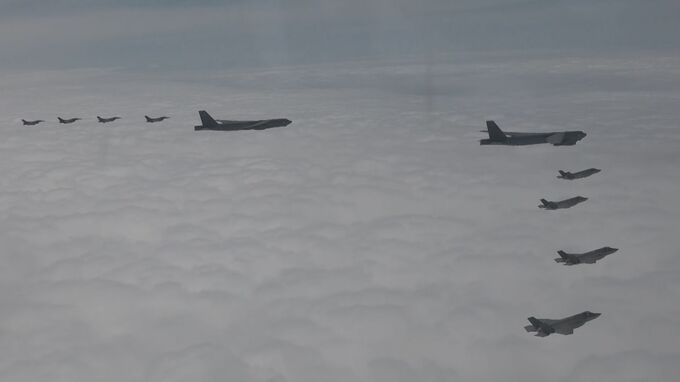 【速報】米戦略爆撃機が米韓合同訓練に再び参加　北朝鮮の新型ICBM発射けん制か|TBS NEWS DIG