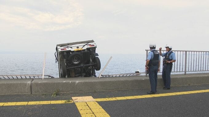 別大国道で衝突事故、軽トラックが柵を突き破り海側に落下…波消しブロックに転落　大分|TBS NEWS DIG