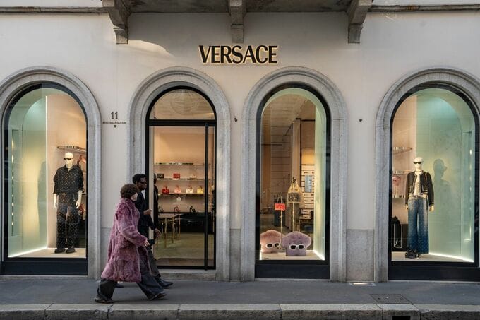 プラダ、ヴェルサーチェを2000億円で買収－伊ファッション業界先導へ