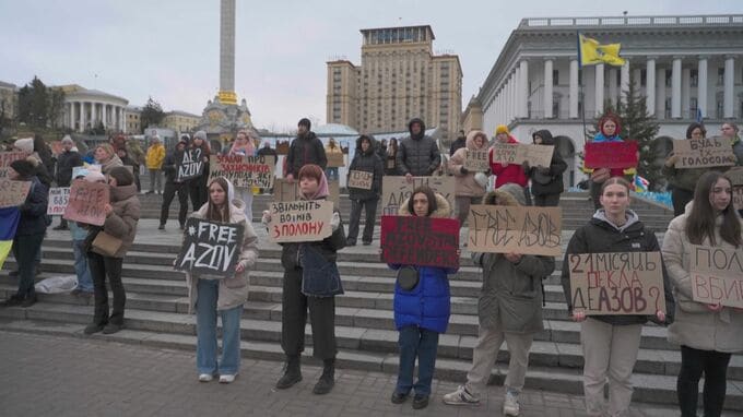 アゾフ連隊など“捕虜の早期解放”求めてデモ　元捕虜の兵士も訴え「支援しなければロシアはあなたの国に」|TBS NEWS DIG