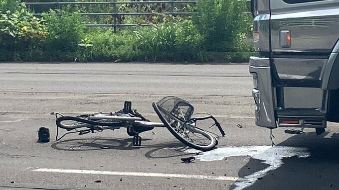 速報　新千歳空港IC付近でトラックと自転車の事故　自転車に乗っていた50代～60代くらいの男性が心肺停止|TBS NEWS DIG