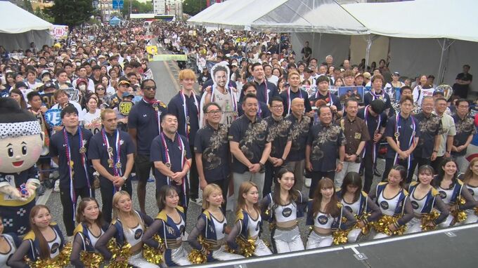 キングス一色に染まったゲート通り シーズン報告会でBリーグCS準優勝飾った選手らをファンが労う　|　沖縄のニュース｜RBC 琉球放送