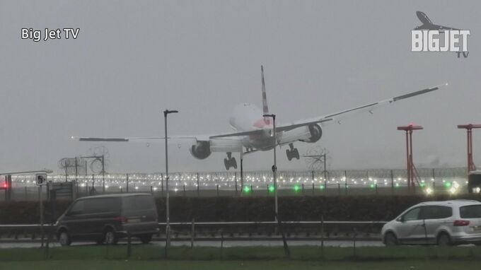 撮影者絶叫、強風イギリスで旅客機が難着陸