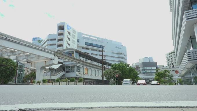 「知らない人に運転を頼まれた」3人乗りオートバイ運転の自称中学生、逃走図りタクシーに衝突　現行犯逮捕|TBS NEWS DIG