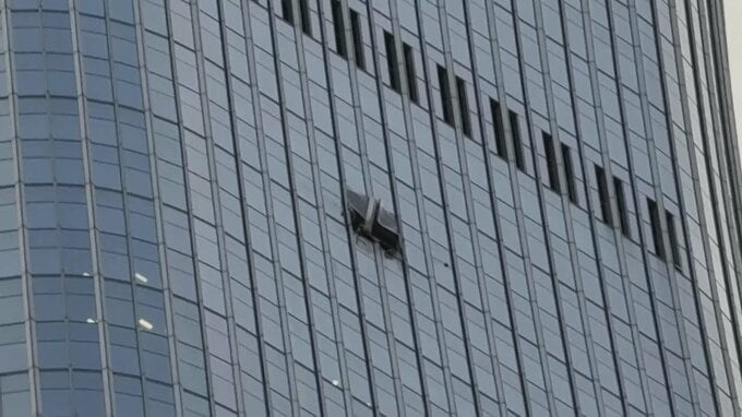 北京市内の高層ビルに小型の航空機が衝突　パイロット1人が死亡　現場周辺は厳戒態勢