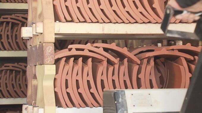 「素晴らしい瓦だなと思ってもらえれば」首里城再建へ赤瓦を初の窯出し　打音や吸水率の検査も実施　|　沖縄のニュース｜RBC 琉球放送