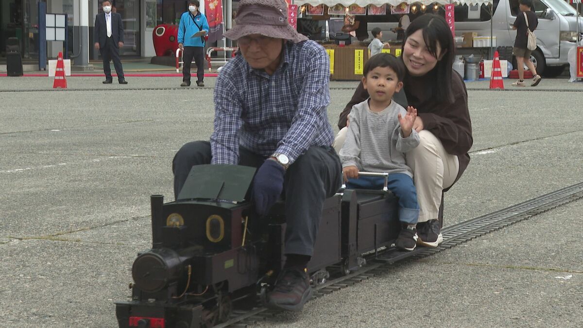 ミニSL乗車体験や駅長制服で記念撮影 「鉄道の日」前にトレイン