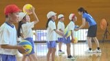 全国連覇の実業団バレーボール部が出前授業 選手が小学生に楽しさを伝える 山梨|TBS NEWS DIG