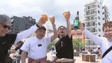 「青い空、青い海、おいしい魚、最高です」海辺で乾杯！「春のあたみビール祭り」 絶景の中で楽しむ浜焼き＝静岡・熱海市|TBS NEWS DIG