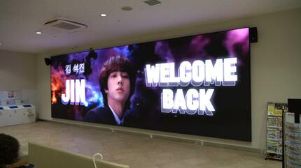 BTSデビュー11周年で沖縄のARMYが推し広告！ JINの兵役満期も合わせて