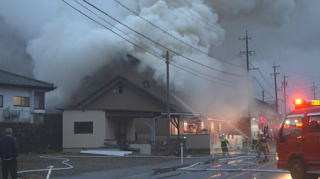 岡谷市で住宅3棟が全焼　焼け跡から1人が遺体で見つかる　70代夫婦と連絡取れず　さらに現場から100メートルほど離れた住宅からも火の手　火災相次ぐ　長野|TBS NEWS DIG