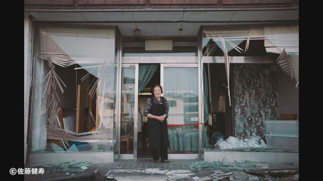 ユーミン・松任谷由実さんの呼びかけで被災地に向かった写真家・佐藤健寿さん 倒壊建物の前で撮影に応じる“能登のやさしさ”と破壊を見せる“あばれ祭の強さ” 能登の2024年を伝える写真展|TBS NEWS DIG