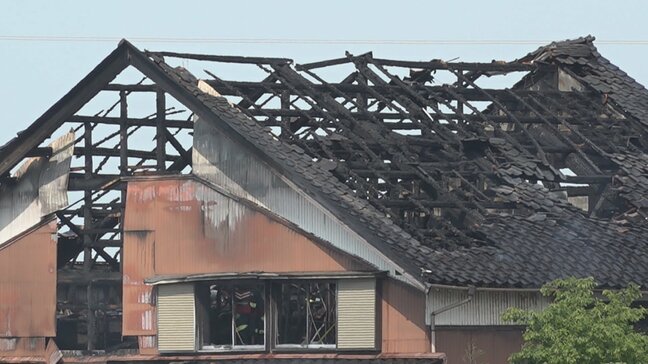 「瓦1枚1枚の間に火が…」木造2階建て住宅が焼ける火事　当時室内に7人も、全員逃げて無事　富山・砺波市|TBS NEWS DIG