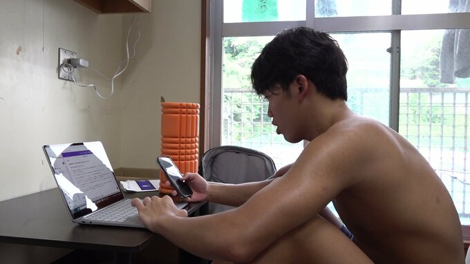 大学のキャンパスで普通の大学生としての表情を見せる