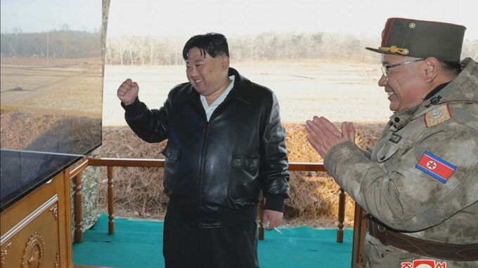 北朝鮮 「超大型放射砲」の発射訓練実施　金正恩総書記が指導