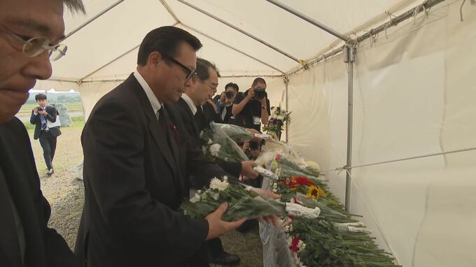 献花台で花を手向ける宮坂町長