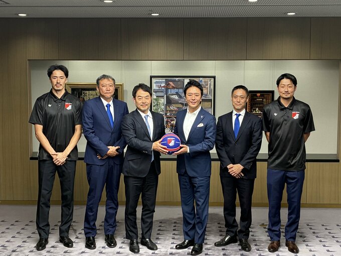 【バスケ】いよいよBリーグ開幕　ライジングゼファーフクオカが福岡市長表敬訪問「Bリーグワン初代CHAMPIONを目指して」|TBS NEWS DIG
