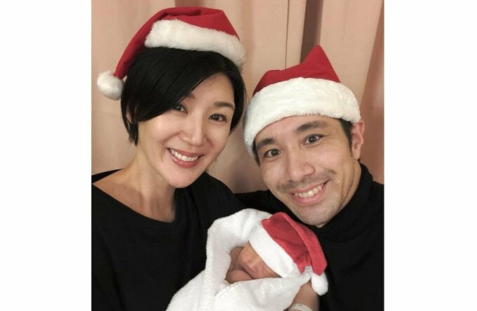 元バレーボール女子日本代表・栗原恵さん　クリスマス家族ショット　赤ちゃん＆夫とサンタ帽|TBS NEWS DIG