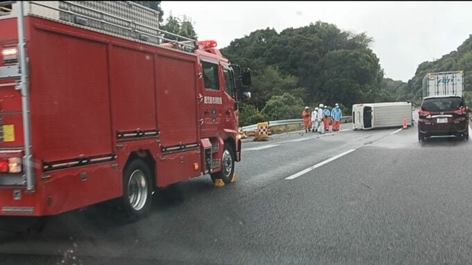 九州自動車道　鹿児島本線料金所付近で車が横転　2キロ渋滞中|TBS NEWS DIG
