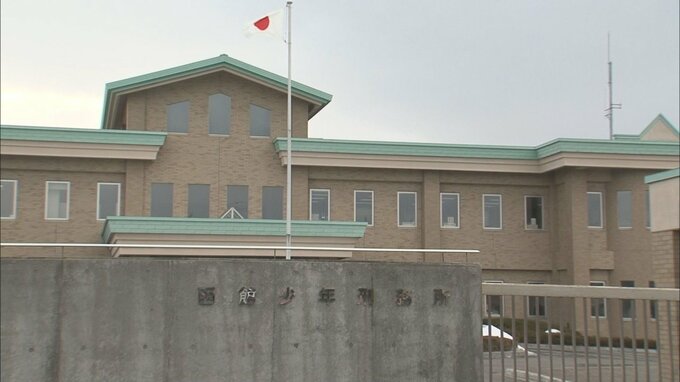 刑務作業中に組んだ足を蹴り、別の受刑者の腹を殴打…27歳看守部長を減給、特別公務員暴行陵虐容疑で書類送致「痛みを伴わない強さで」「励ましの気持ちで」函館少年刑務所|TBS NEWS DIG