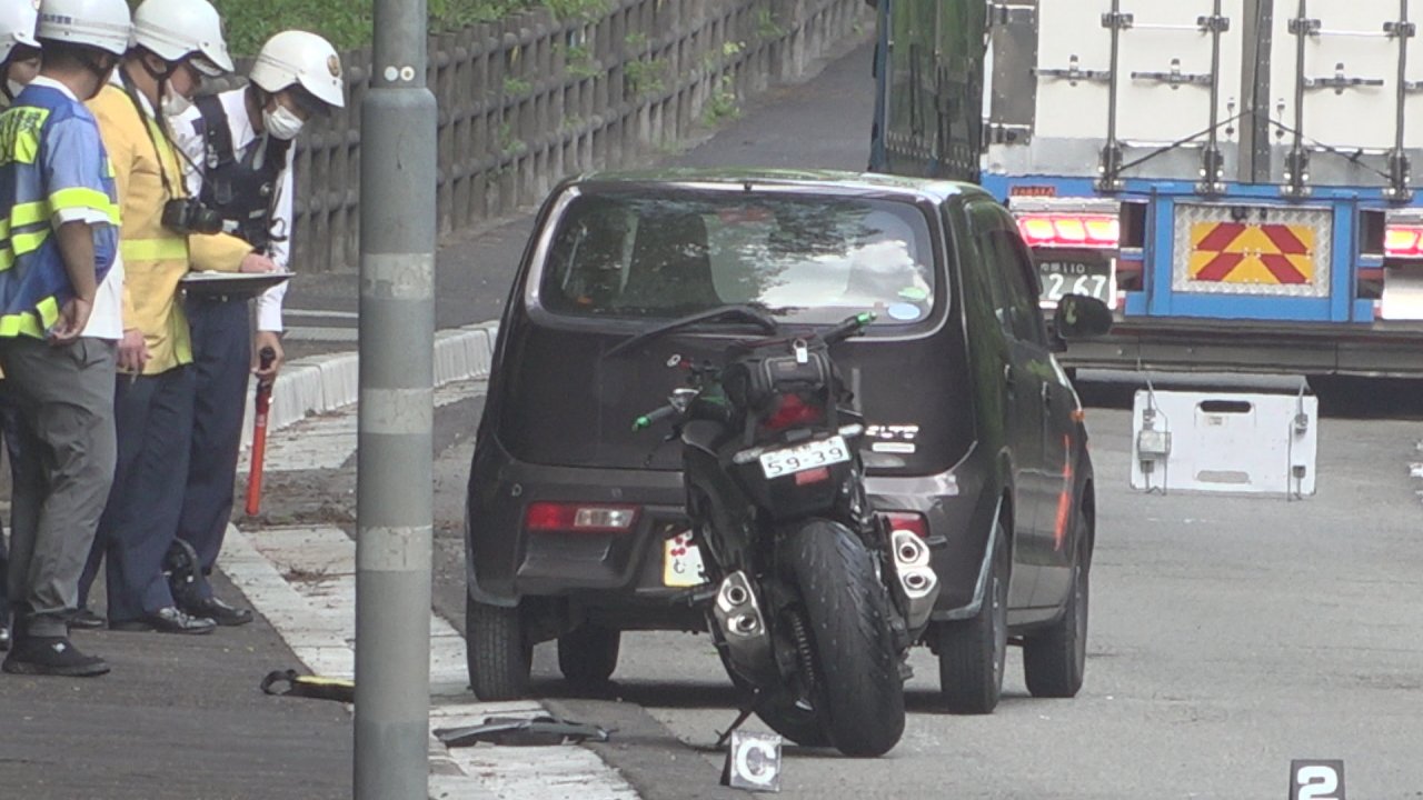 接触事故で投げ出され対向車にはねられる　オートバイの男性が意識不明の重体の模様　山梨