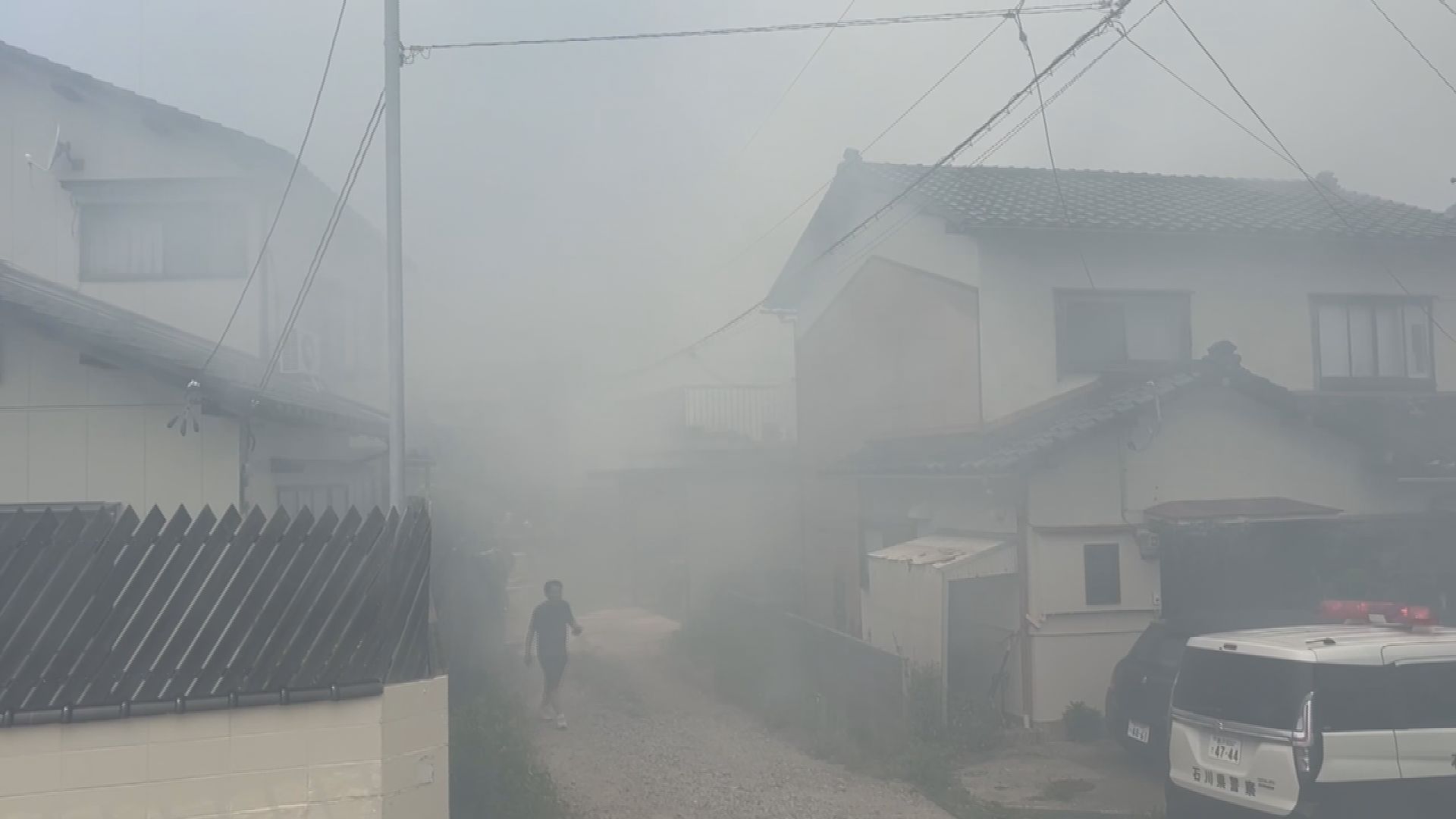 煙がものすごく上がっていた」金沢市の住宅街で住宅が全焼 2人搬送も命