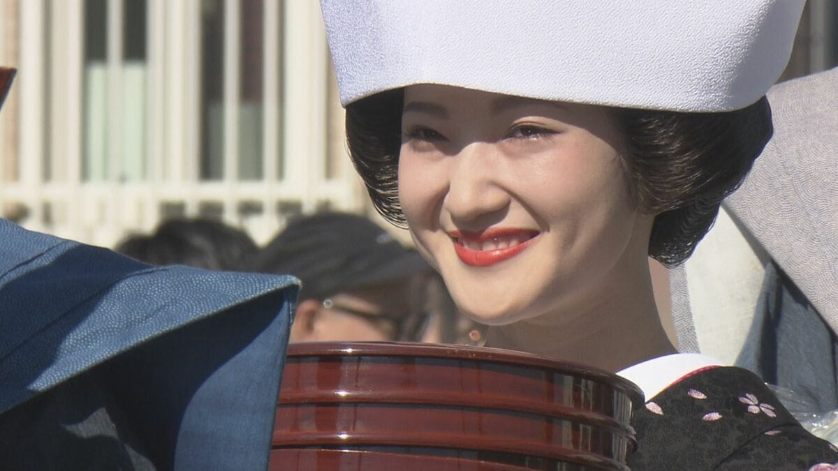 日本一の花嫁行列も「暑くて重くて大変」会津田島祇園祭で七行器行列