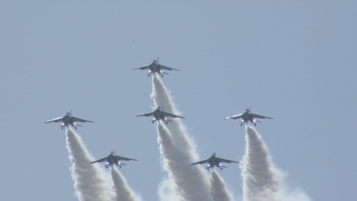 ブルーインパルスが愛知の空に 航空自衛隊小牧基地で航空祭 戦闘機や輸送機の展示も