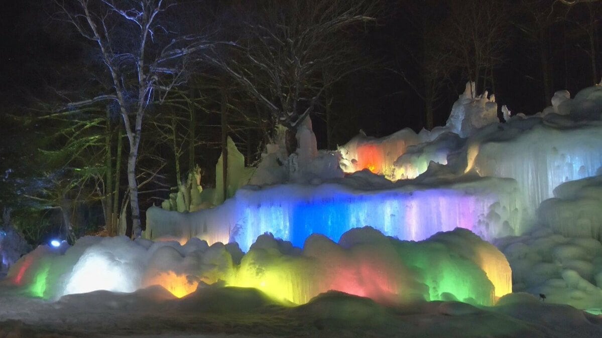 ｢氷点下の森｣ 七色の光が作り出す幻想的な景色 巨大な氷の柱をライトアップ 2月末まで　岐阜・秋神温泉