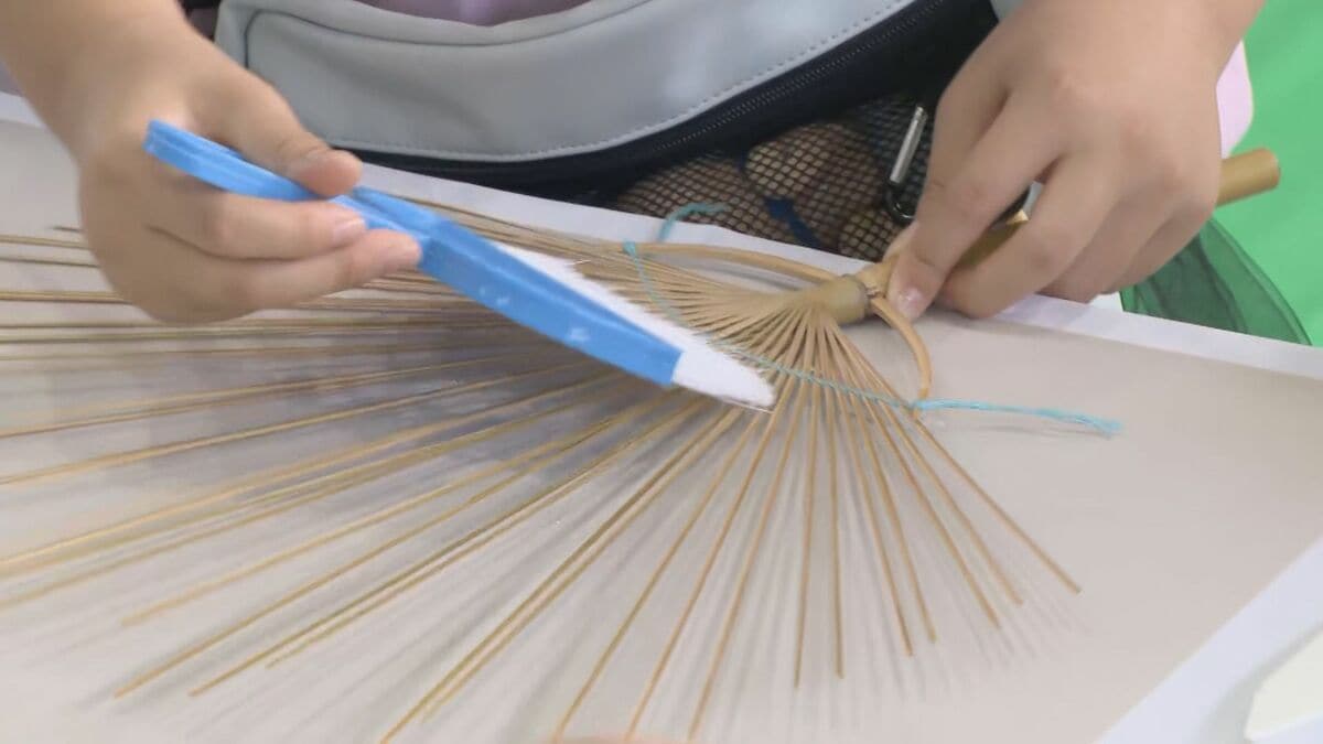 三重の伝統工芸が学べる体験型イベント 江戸時代から続く「日永うちわ」づくりに子どもら笑顔 三重・四日市市