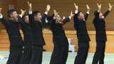 総勢200人が迫力のパフォーマンス 「紺碧の空」など披露 東京六大学野球前に合宿中の早稲田大応援部 岩手・宮古市|TBS NEWS DIG