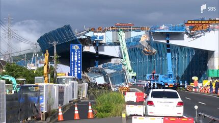 クレーン使って吊り上げられている」橋桁設置工事、1年ぶり再開 8人