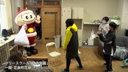 子どもたちの「居場所」にサンタ姿のキャラクターが登場 お菓子を