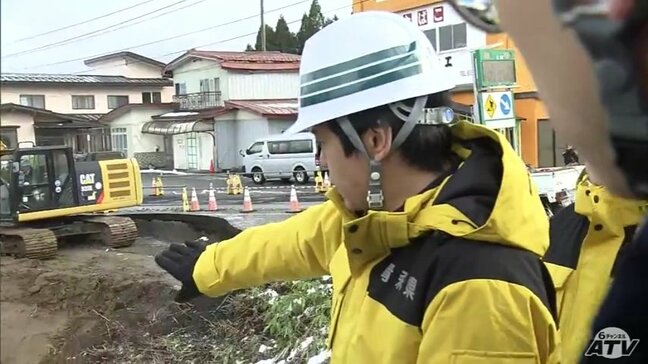 青森県・宮下宗一郎 知事が地震で陥没の国道を視察　26日には修復が終わり両側通行可能に　見通し示す「いち早く復旧することを町と県と力を合わせて実施」【最大震度6強　青森県東方沖地震から1週間】|TBS NEWS DIG