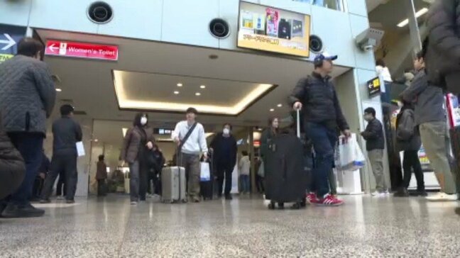 大きな荷物を持った帰省客が…松山空港　帰省ラッシュで混雑|TBS NEWS DIG